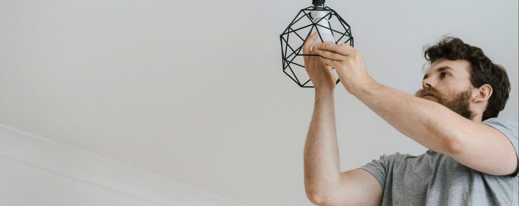 Biztons&aacute;gos munkav&eacute;gz&eacute;s stabil szerelődobog&oacute;kkal