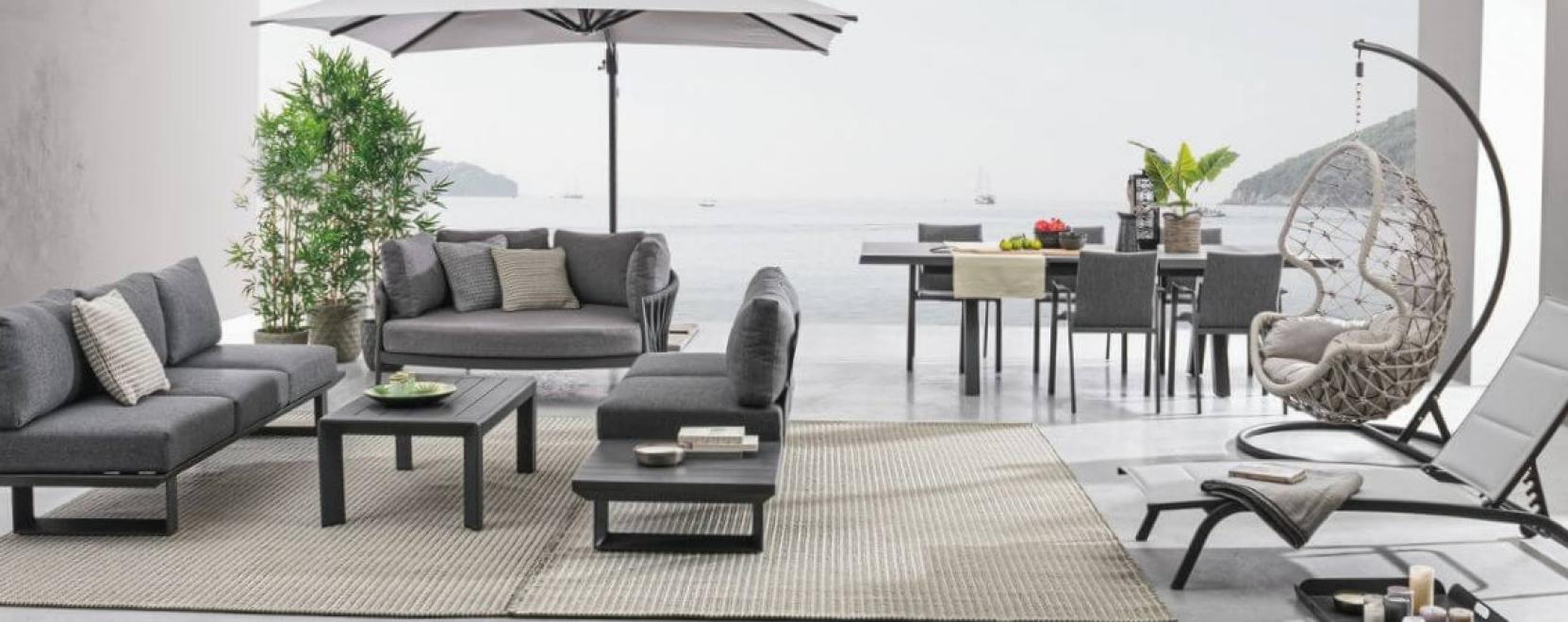 A terasz &eacute;s a kert, a felt&ouml;ltőd&eacute;s helye