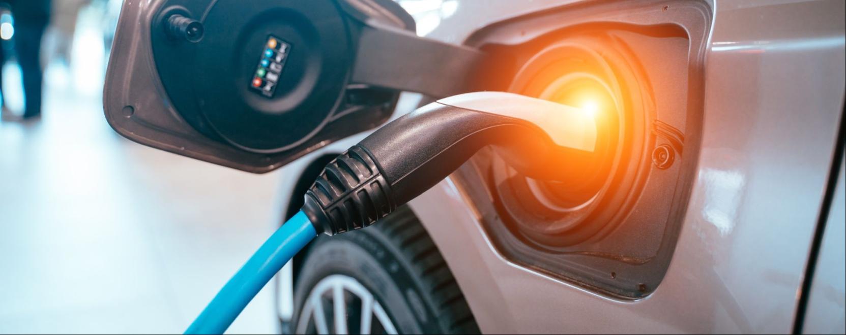 H&aacute;jp ut&aacute;ni m&eacute;lyponton az elektromos aut&oacute;z&aacute;s