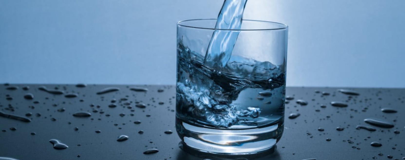 Milyen megold&aacute;sok seg&iacute;tenek k&ouml;vetni a napi v&iacute;zfogyaszt&aacute;st?