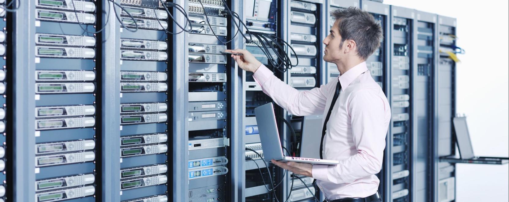 D&uuml;b&ouml;r&ouml;g az IT-szektor, ak&aacute;r 750 ezer is lehet a kezdőb&eacute;r