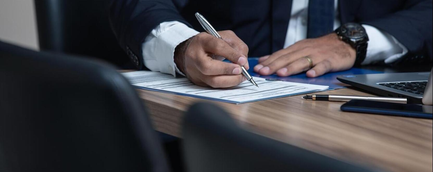 A munkav&aacute;llal&oacute;i jogv&eacute;delem szerepe a modern munka vil&aacute;g&aacute;ban