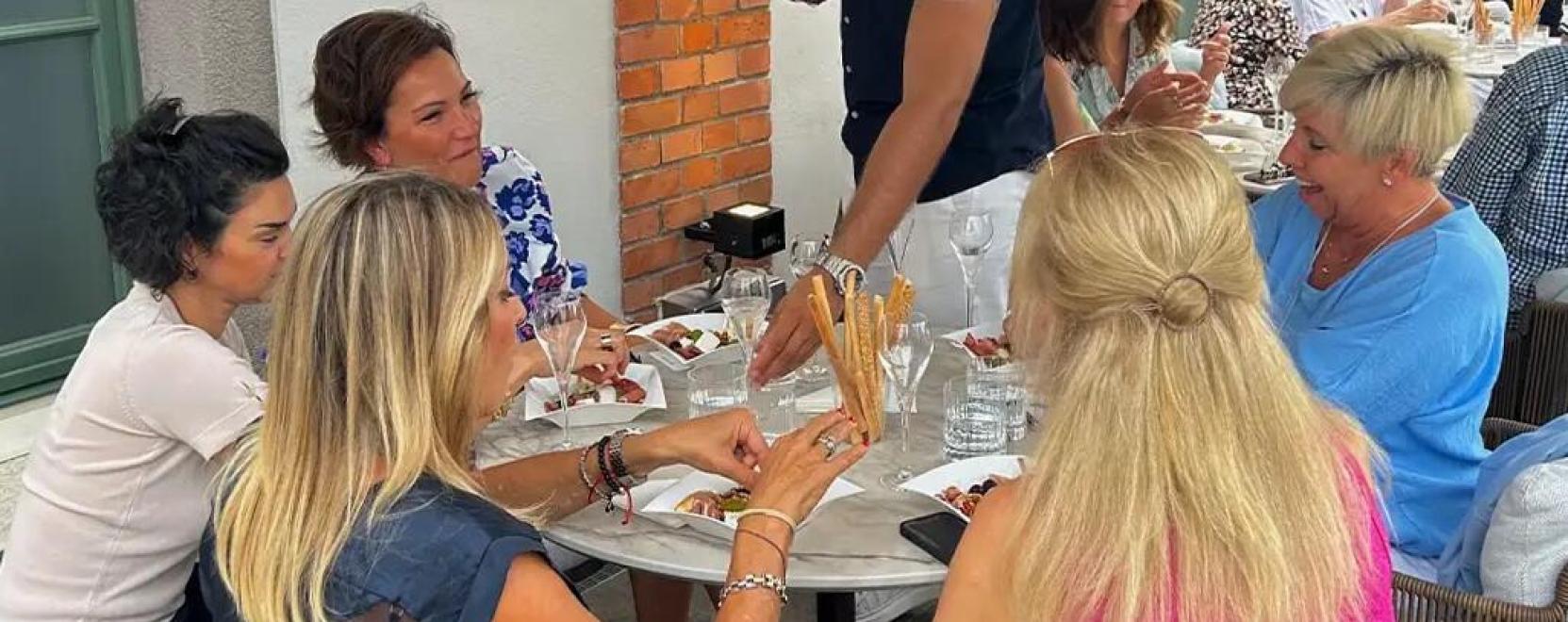 Milyen trendek alak&iacute;tj&aacute;k 2025-ben a vend&eacute;gl&aacute;t&oacute;ipart?