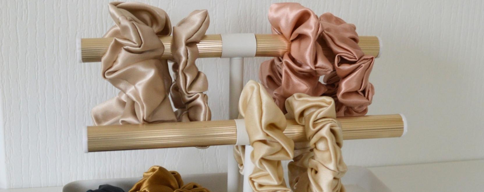 Az ősz var&aacute;zsa: selyem hajgumik a term&eacute;szet sz&iacute;neiben