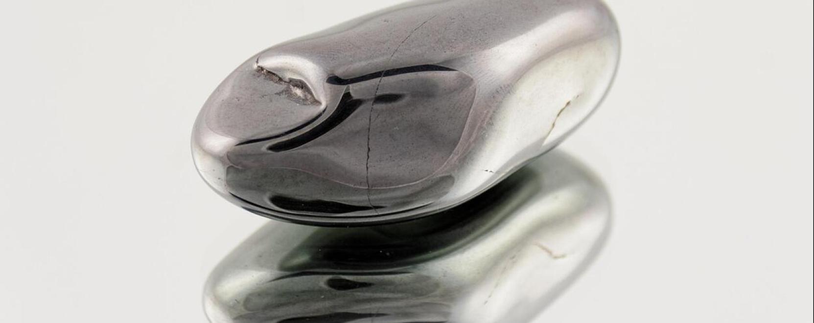 Hogyan v&aacute;lasszunk kővel d&iacute;sz&iacute;tett med&aacute;lt?