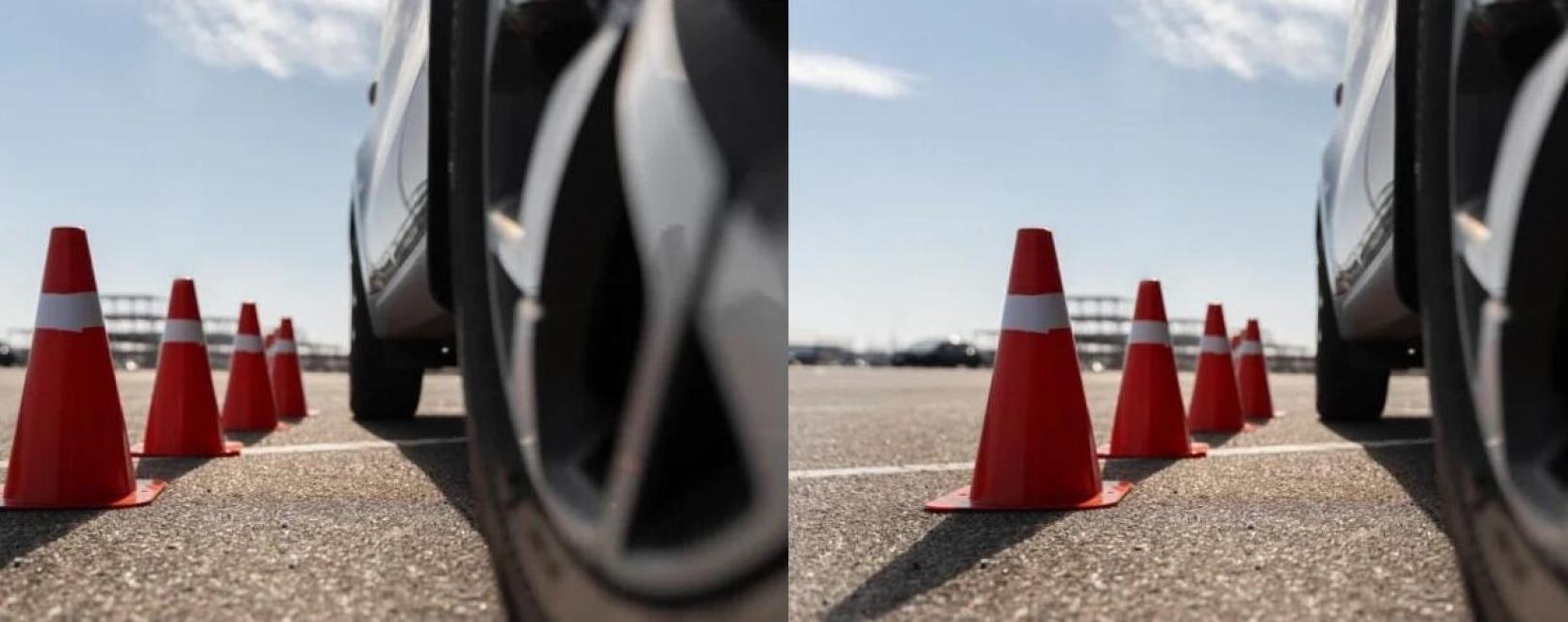 Aut&oacute;vezet&eacute;si magabiztoss&aacute;g: felk&eacute;sz&uuml;l&eacute;s v&aacute;ratlan helyzetekre