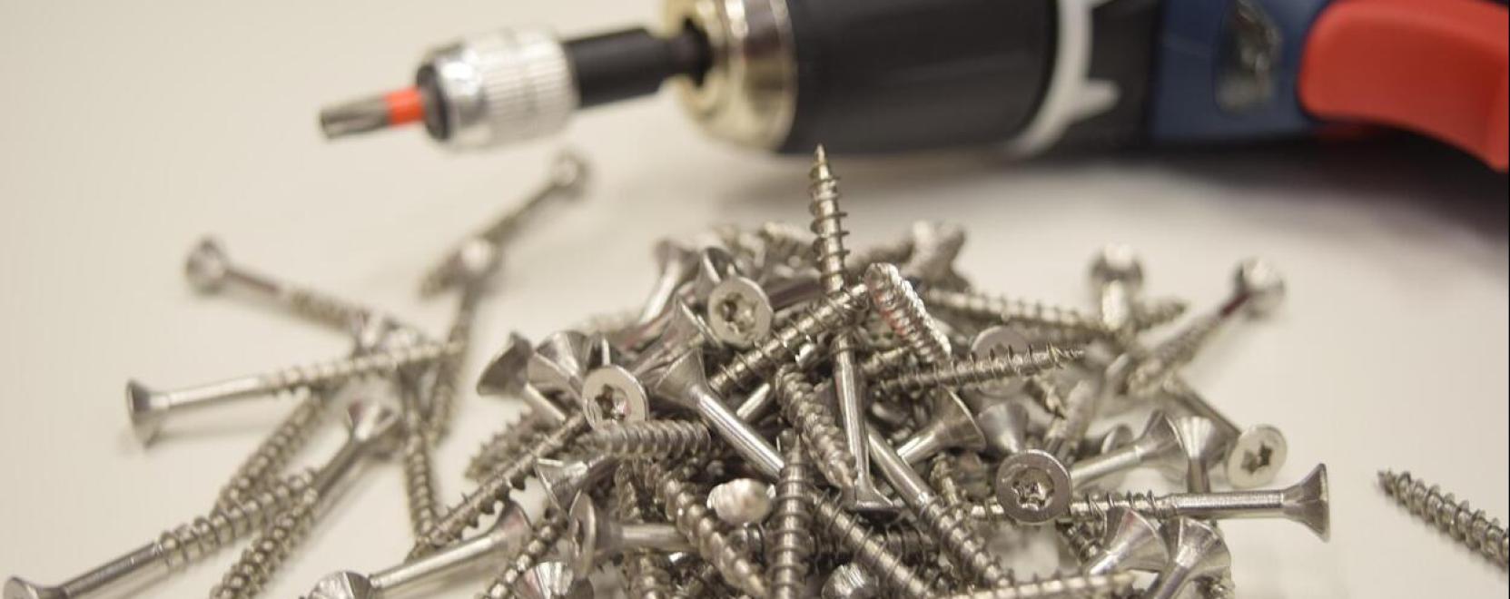 A menetes r&ouml;gz&iacute;tők szerepe a faipari munk&aacute;kban