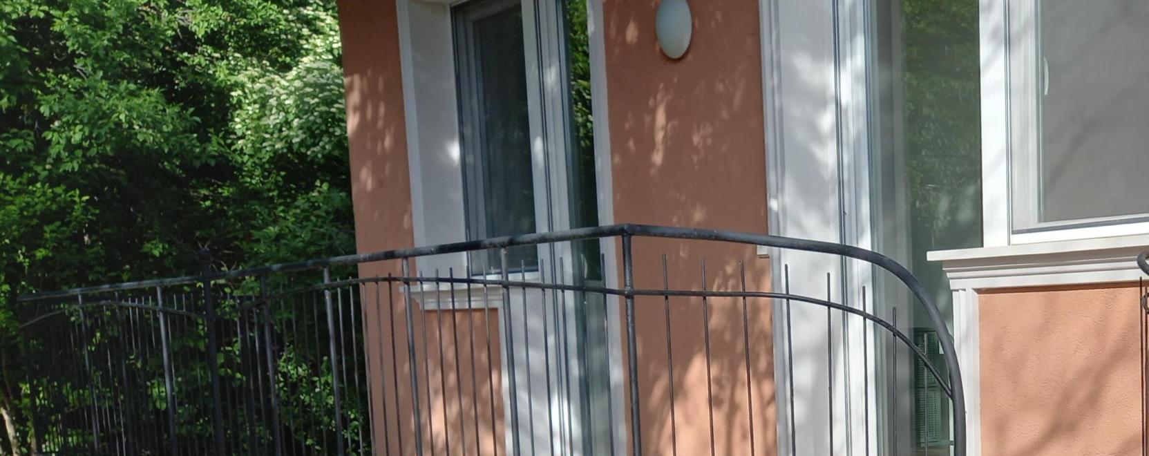 Az ide&aacute;lis l&eacute;pcsőkorl&aacute;t: forma &eacute;s funkci&oacute; harm&oacute;ni&aacute;ja