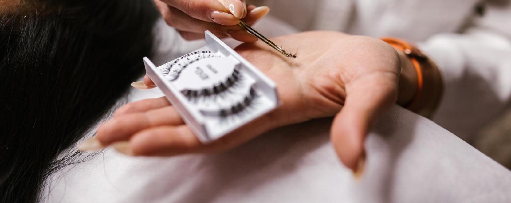 Fejlőd&eacute;s &eacute;s tud&aacute;s egy helyen: szempill&aacute;k otthon &eacute;s szalonban