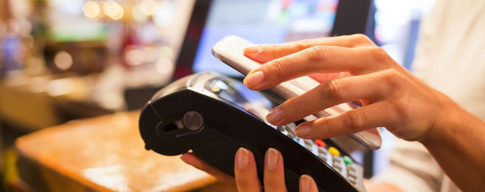 K&iacute;gy&oacute;z&oacute; sorok helyett: gyorsan terjed az &eacute;rint&eacute;s n&eacute;lk&uuml;li fizet&eacute;s