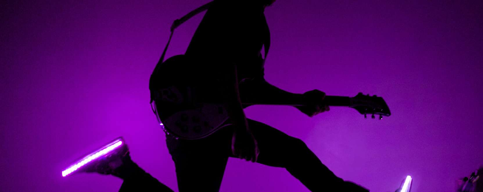 Vil&aacute;g&iacute;t&oacute; cipő teheti teljess&eacute; a sz&iacute;npadi előad&aacute;sokat