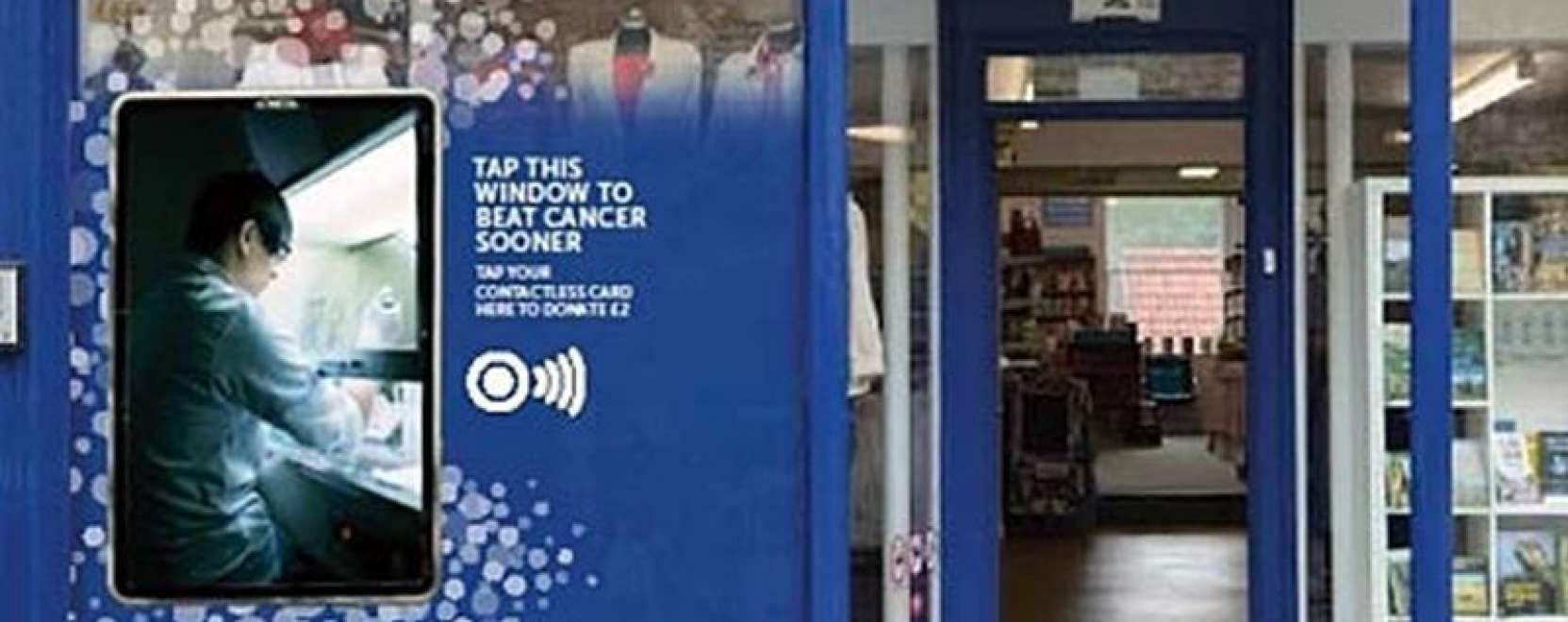 Interakt&iacute;v posztereken adakozhatnak a britek 