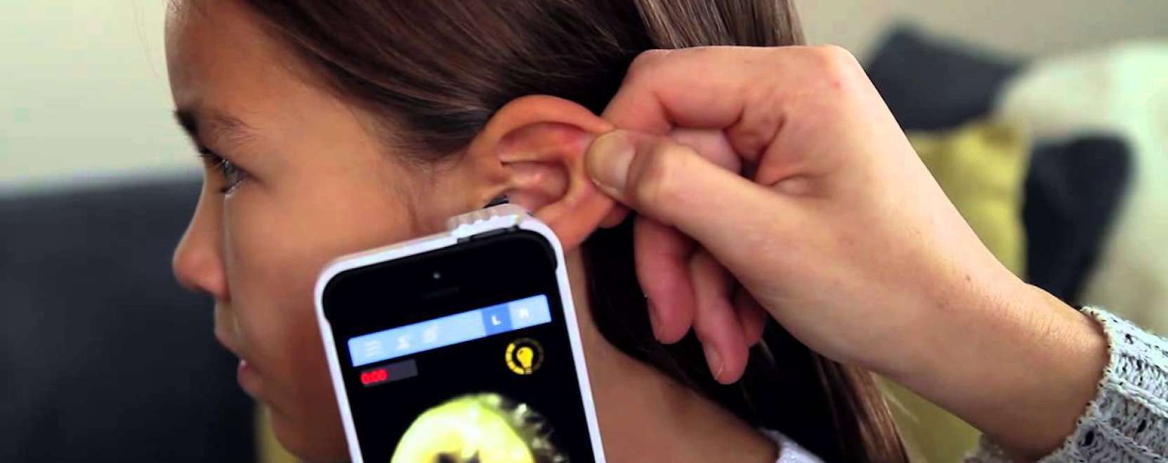 F&uuml;lf&aacute;j&aacute;sn&aacute;l kapja elő a mobilj&aacute;t