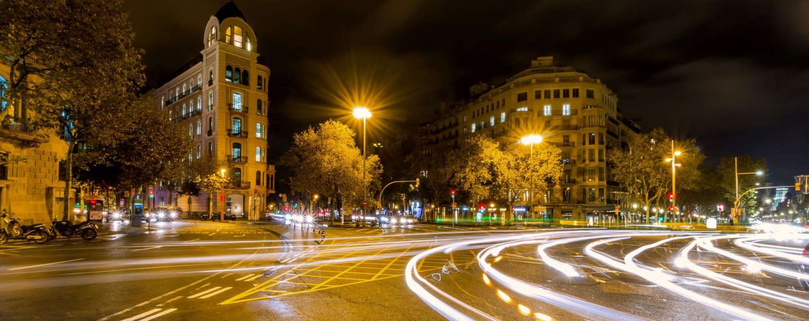 Reflektorf&eacute;nyben az okos utcai l&aacute;mp&aacute;k