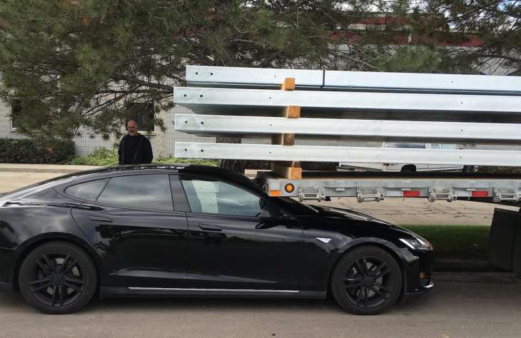 Sofőr n&eacute;lk&uuml;l koccant a Tesla