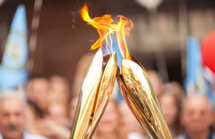 Robotok viszik az olimpiai lángot