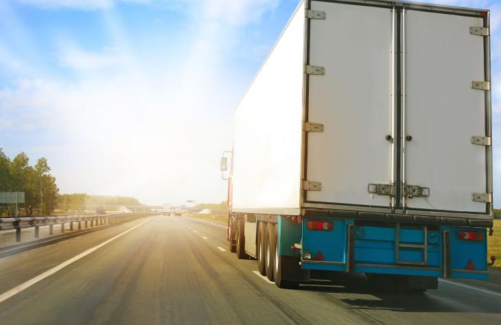 Önvezető kamionok hasíthatnak a jövő útjain
