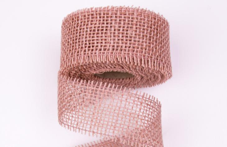 A nat&uacute;r juta szalag mellett l&eacute;teznek sz&iacute;nes darabok is