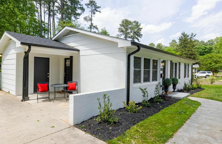 Kő a teraszon: a tart&oacute;ss&aacute;g &eacute;s elegancia tal&aacute;lkoz&aacute;sa