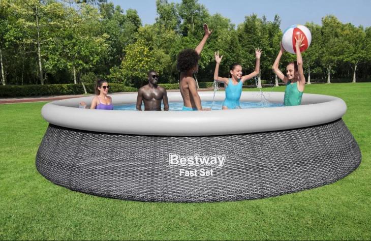 Ny&aacute;r a saj&aacute;t kertedben: trambulinok, medenc&eacute;k &eacute;s grillek