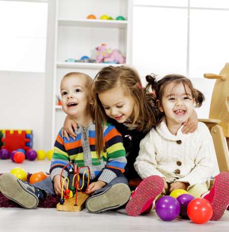 Gyermekbar&aacute;t okosotthon Jap&aacute;nb&oacute;l