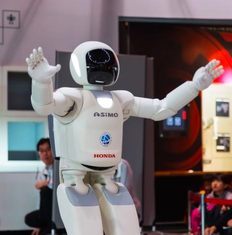 Nyugdíjba megy a világhírű robot, aki Obamával is focizott