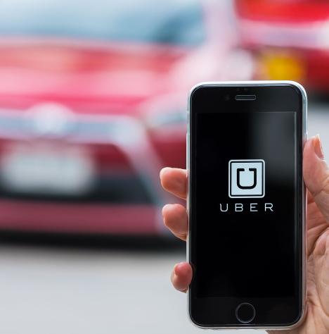 Eladhatja önvezető üzletágát az Uber