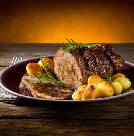 Robotkukta var&aacute;zsolja az asztalra az esti vacsor&aacute;t