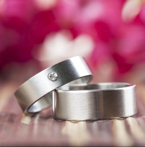 A feh&eacute;rarany eljegyz&eacute;si gyűrű tuti befut&oacute;!