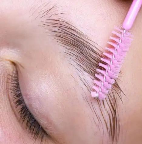 Term&eacute;szetes hat&aacute;s&uacute;, sz&eacute;pen &iacute;velt szem&ouml;ld&ouml;k&ouml;k