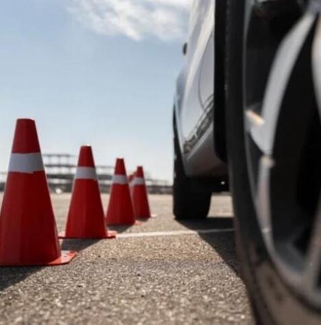 Aut&oacute;vezet&eacute;si magabiztoss&aacute;g: felk&eacute;sz&uuml;l&eacute;s v&aacute;ratlan helyzetekre